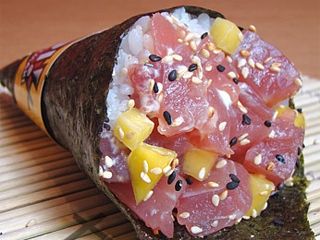 hier mit rohem Thunfisch und irgendeinem Gemüse