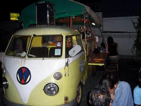 So einen haette ich auch gerne... Ne Bar in VW-Bus.