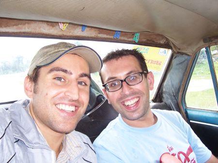 Mit James (cool bloke from England) im schrottigen Taxi nach Pakse