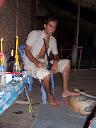 Abends auf Don Dhet, ohne Strom und fliessend Wasser (dafuer aber mit fliessend Lao Beer .