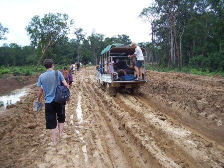 Mit dem Sungtao auf der "kambodschanischen Autobahn" nach Stung Treng. Ein geplatzter Reifen ermoeglichte diese tolle Momentaufnahme.