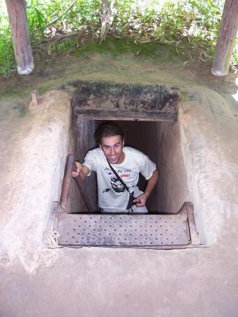 Traveller-Eingang ins Vietcong Tunnelsystem