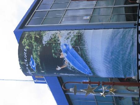 Werbung in Hobart Surfer neben Weihnachtssternen.