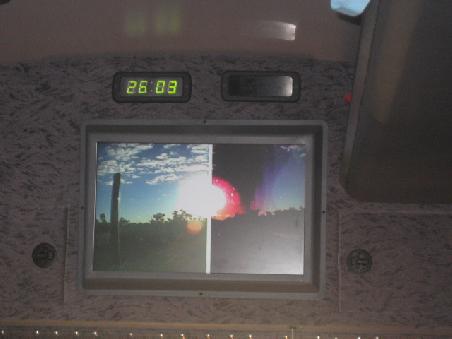 Wir hatten vorne im Bus einen Kamera die auf den Fernseher uebertragen hat...das Bild fand ich witzig, kurz vor Sonnenuntergang.