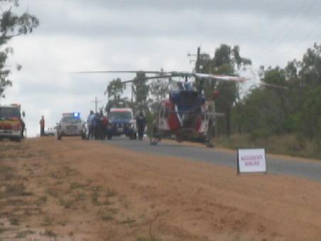 Hier landete gerade ein Hubschrauber, der 2 Personen nach einem Unfall abtransportier hat. Bei uns denkt man ja immer ganz schlimm wenn der Hubschrauber kommt, aber hier in Australien ganz normal. Flugzeug konnte hier nicht landen, deshalb Heli.