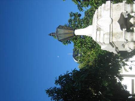 Casino im Hintergrund mit Mond am Himmel.