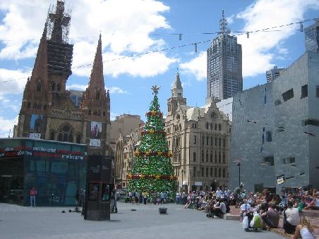 Der Weihnachtsbaum am Federation Square. Im Hintergrund die St. Paul's Kathedrahle und links neben dem Weihnachtsbaum der Visitor Center, auch Touri-Info genannt.