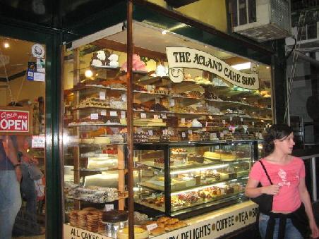 Einer der vielen "Cake Shops" in St. Kilda in der Acland Street...diese Laeden haben 7 Tage die Woche bis weit nach Mitternacht geoeffnet.