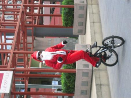 Ein Nikolaus auf dem Fahrrad.