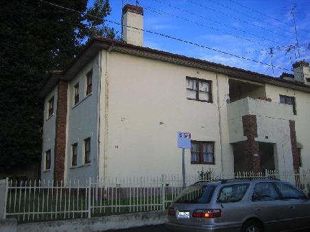 Das ist das Haus in dem ich wohne...die Wohnung unten links.