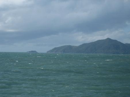 Die Insel vom Boot aus, links im Bild "Little Fitzroy", kann man von Fitzroy nur per Boot oder aber Kanu erreichen.
