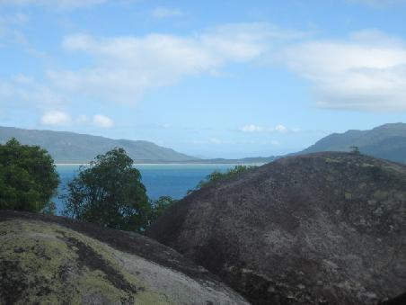 Blick vom Boulder Lookout aufs Festland.