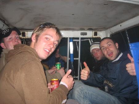 Und so sieht es aus wenn mehrere Leute im Truck sitzen, saufen und Spass haben.