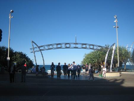 Da steht geschrieben "Surfers Paradise".