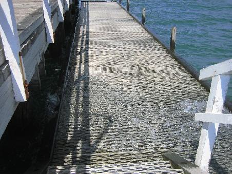 Auf dem Weg zum Melbourner Hafen...leider kommt das hier auf dem Bild nicht so gut raus...Wellen die darueber laufen...