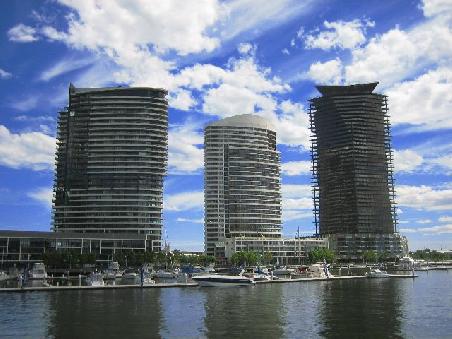 Haeuser an den Docklands...hier kann man sein Boot gleich vor der Haustuer parken.