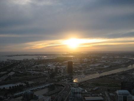 Blick auf den Hafen mit Sonnenuntergang.