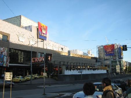 Der Crowncomplex bei Tageslicht.