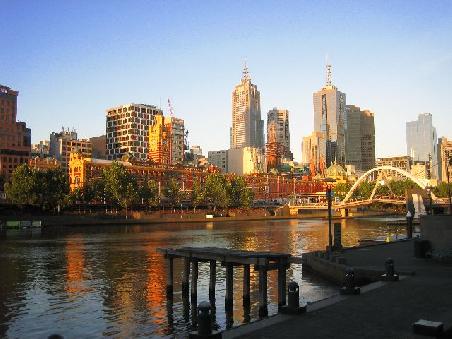Flinders Street Station von der anderen Seite, sozusagen Rueckenansicht.