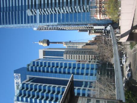 Skytower im Hintergrund mit Monorailschiene.