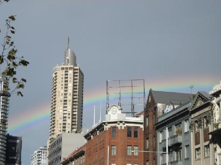 Regenbogen ueber Kings Cross. Naja das ist schon mehr in Darlinghurst.
