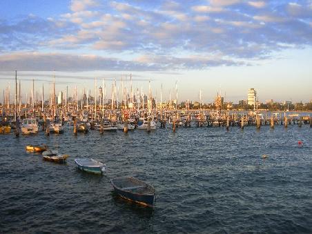 Hafen in St. Kilda mit Skyline Melbourne.