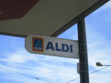 ...und natuerlich den Aldi...allerdings mit australischen Produkten, aber genauso aufgebaut wie in Deutschland...direkt nach dem Eingang stehen rechts Marmelade, Honig...und die Preisschilder genauso wie in Deutschland...gelb...