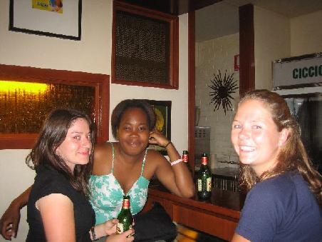 In der Bar vom Cicciolina...von links Jenn, Colleen and Sylvia.