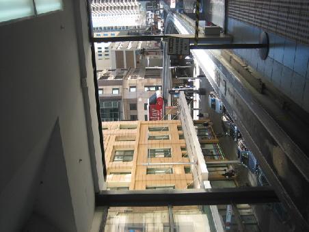 In der Monorail Station.