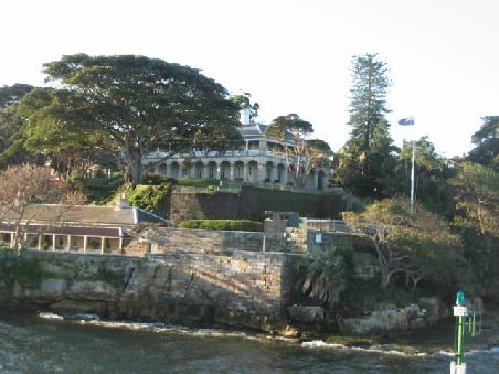 Hier wohnt der Prime Minister John Howard. An der Fahne ist zu erkennen das er zu Hause ist.