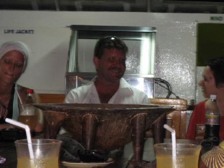 Aus dieser braunen Schüssel wird dann Kava getrunken, eine Flüssigkeit die aussieht wie Abwasser. Normales Wasser wird mit Pulver der Kavapflanze das aus der Wurzel gewonnen wird vermischt. Und schmeckt wie Spülwasser. Soll angeblich nach einer gewissen Menge den Mund etwas betäuben. Hat bei mir allerdings nicht funktioniert.