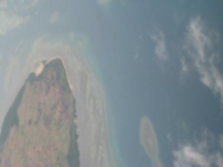 Blick aus dem Flugzeug über die Inseln.