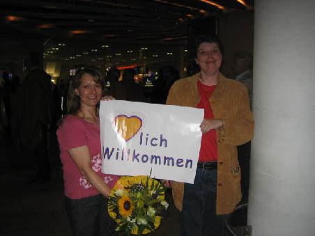 Und so wurde ich dann am Flughafen begrüßt, von Bianca und Silvia. Danke nochmal an euch zwei. Und nochmals "sorry" das ich wegen meiner Planänderung eure ganze Planänderung durcheinander geworfen habe.