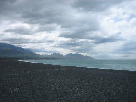 Strand von Kaikoura mit Wolken.