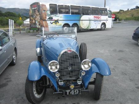 Oldtimer mit unserm Bus. Netter Kontrast.
