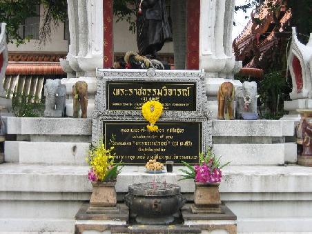 Das ist einer der vielen Buddhas.