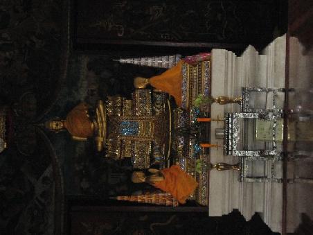Das ist der sitzende Buddha.