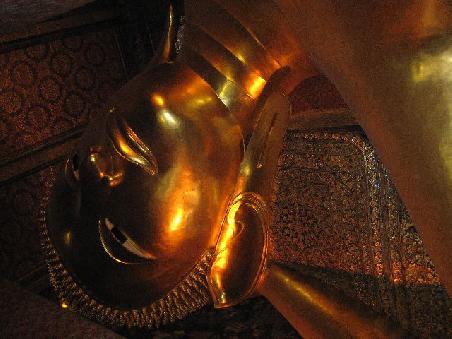 Das ist Wat Phro, der liegende Buddha aus gold, ich glaube ca. 35 m lang. Hier nur ein Ausschnitt, der Kopf.