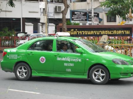 Gruenes Taxi in Bangkok.