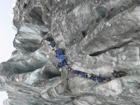 Hier nochmal die Gruppe die den Weg vom Gletscher zurueckkommt.
