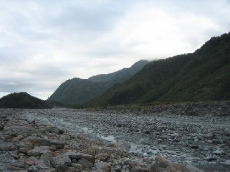 Flussbett auf dem Weg zum Gletscher.