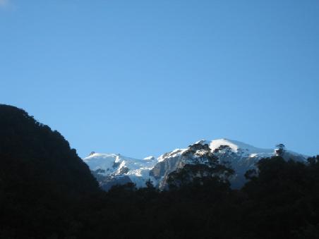 Der Gletscher am morgen danach mit strahlend blauem Himmel.
