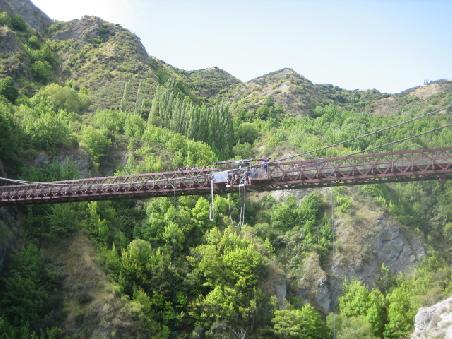Hier die A.J. Hacket Bruecke...Bunjee Jumping.
