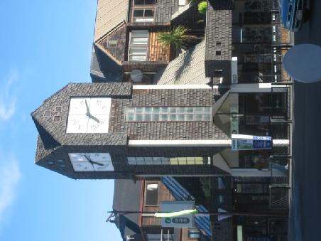 Turm mit Uhrzeit in Queenstown.