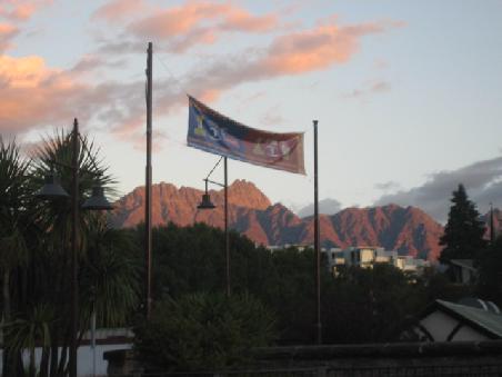 Queenstown in der Abenddaemmerung.