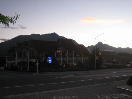 Queenstown mit Bergen in der Abenddaemmerung.