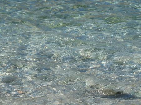Hier das kristallklare Wasser des Sees.