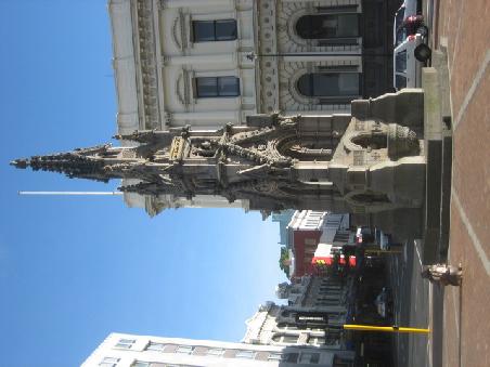 Ein Denkmal auf dem Weg zur City.