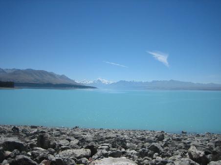 Der Mount Cook, schneebedeckt mit strahlend blauem Himmel. Dieses Anblick mit diesem Wetter kriegt man in Neuseeland nur ganz selten. Dazu mein Kommentar "Wenn Engel reisen".