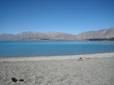 Lake Tekapo mit Bergen.